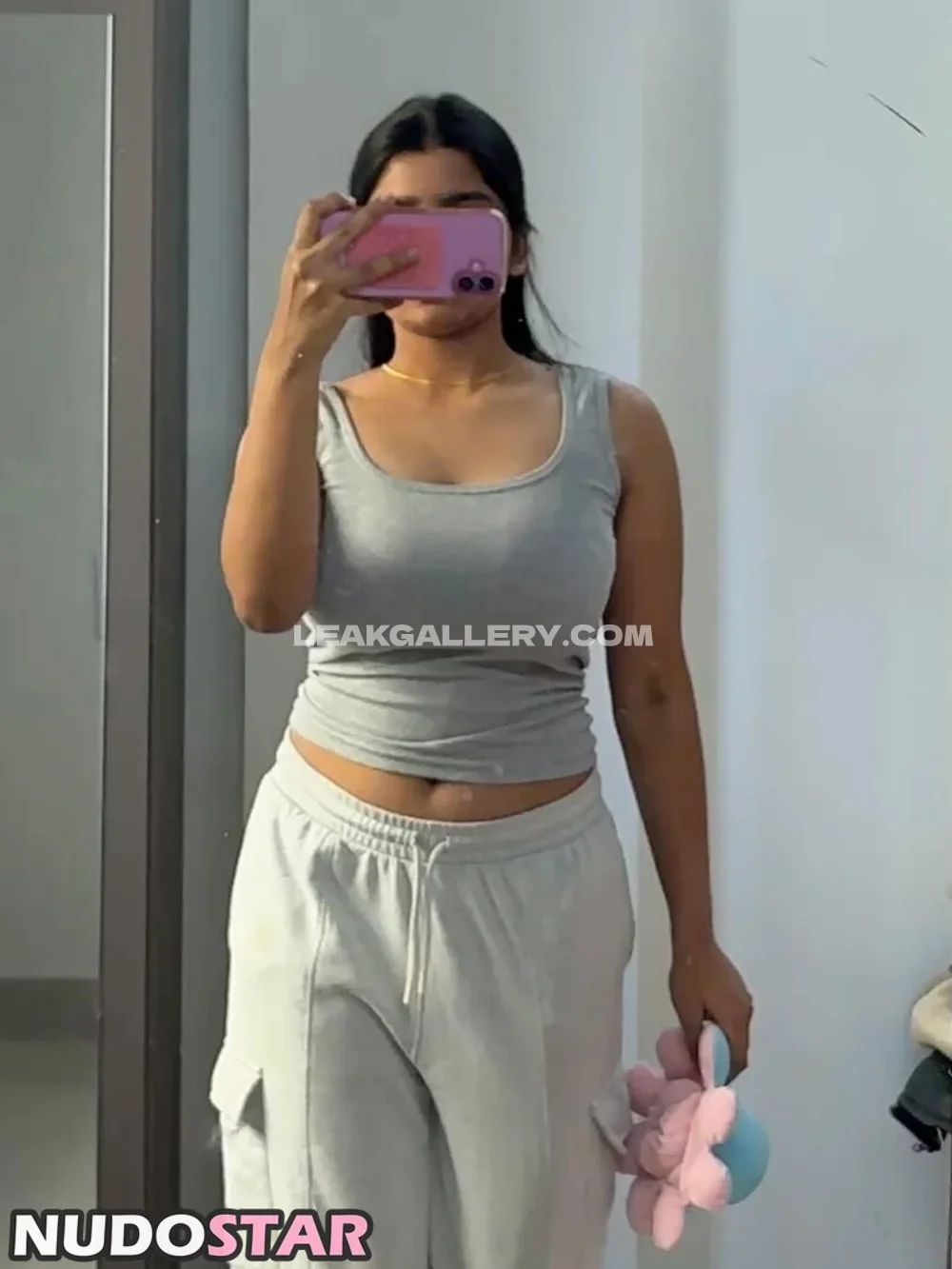 Yourstrulyanushkaa Mirror Selfie Crop Top OnlyFans Photo Leaked