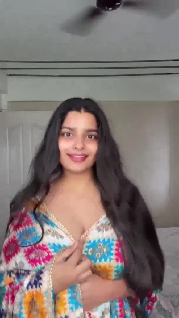 Yourstrulyanushkaa Colorful Robe Tease OnlyFans Video Leaked
