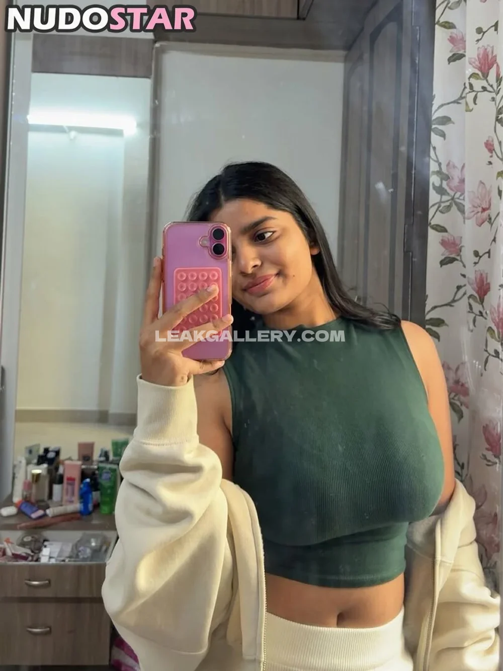 Yourstrulyanushkaa Mirror Selfie Crop Top OnlyFans Photo Leaked