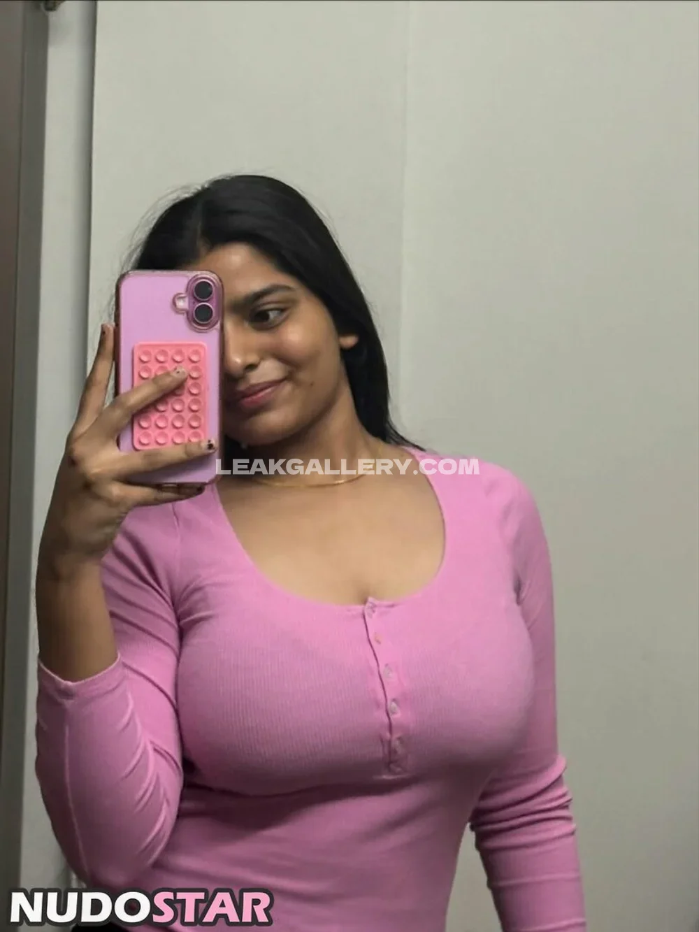 Yourstrulyanushkaa Pink Top Mirror Selfie OnlyFans Photo Leaked