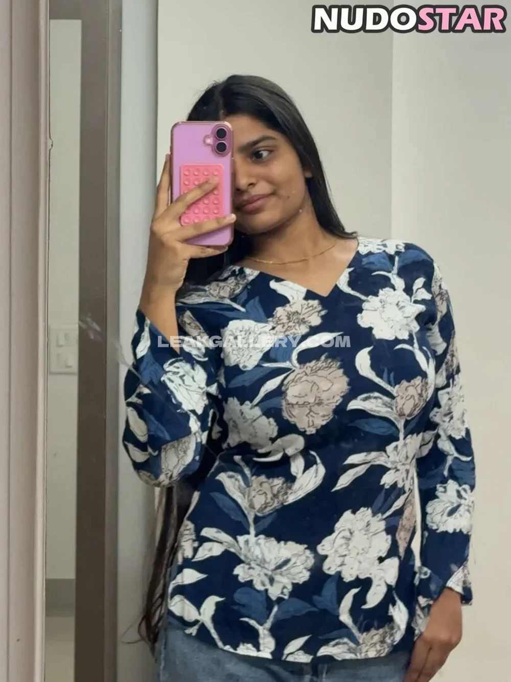 Yourstrulyanushkaa Mirror Selfie With Phone OnlyFans Photo Leaked