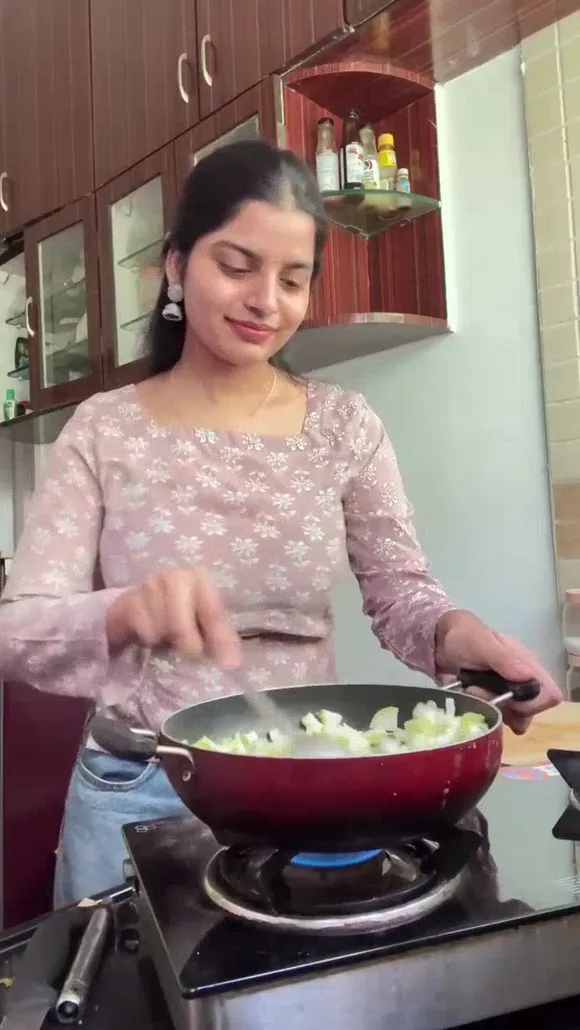 Yourstrulyanushkaa Cooking In Kitchen OnlyFans Video Leaked