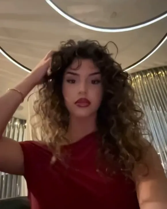 Zoegara Curly Hair Selfie Pose OnlyFans Video Leaked