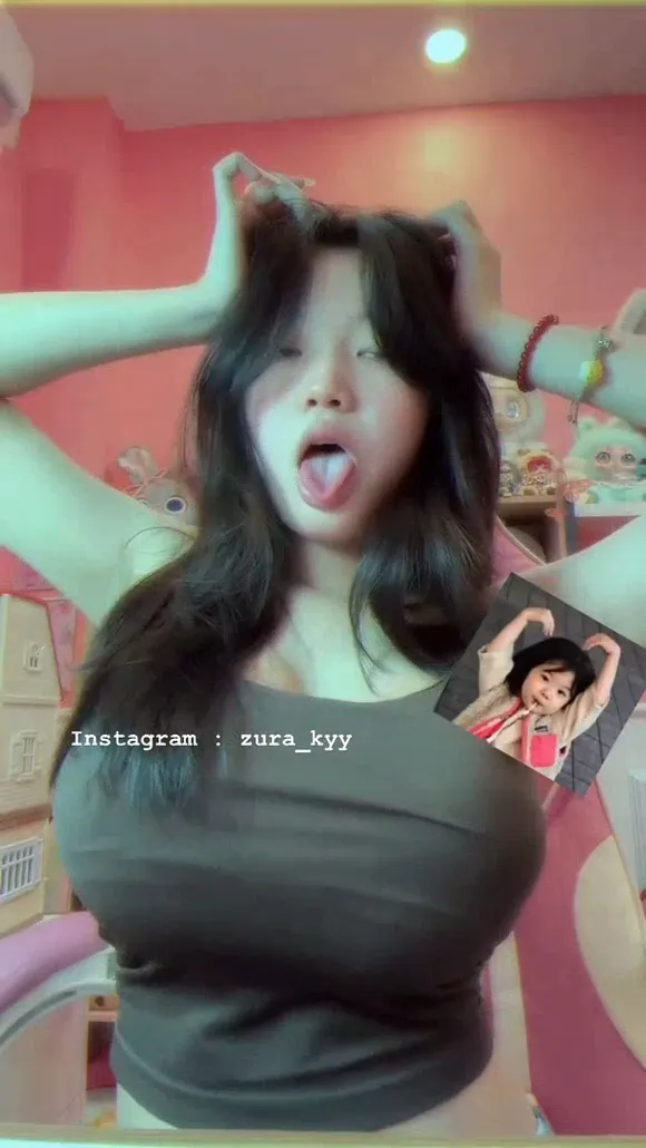 Zura_kyy Topless Tongue Out Pose OnlyFans Video Leaked