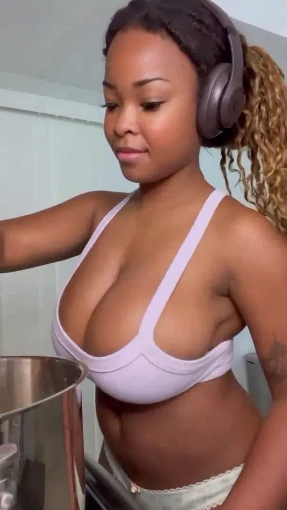 Zuribellarose Braless Boobs Pouring Milk OnlyFans Video Leaked