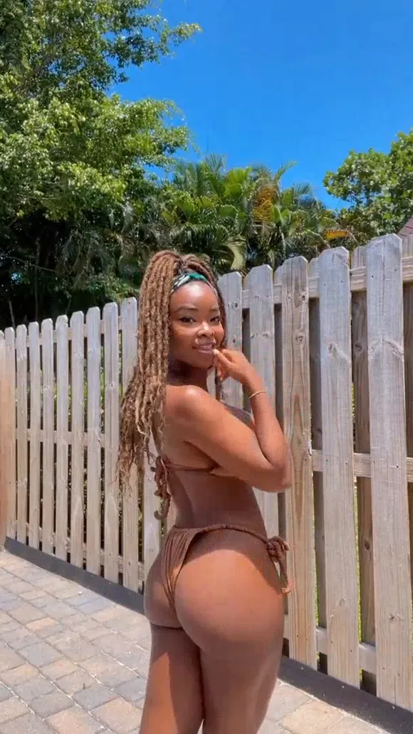 Zuribellarose Bikini Ass Pose Outdoors OnlyFans Video Leaked