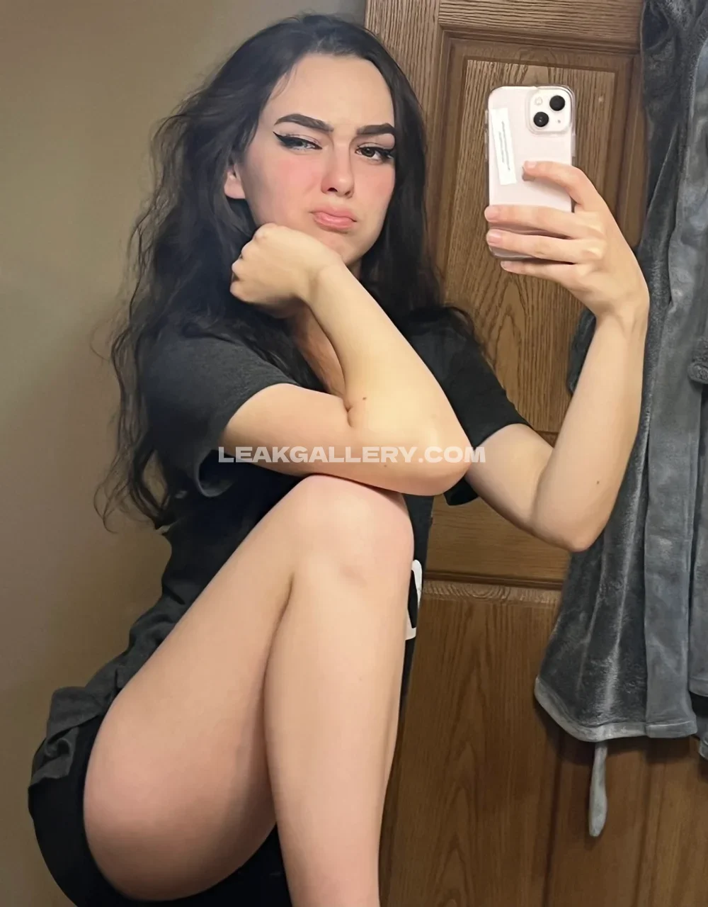 Zylavale Mirror Selfie Pout OnlyFans Photo Leaked