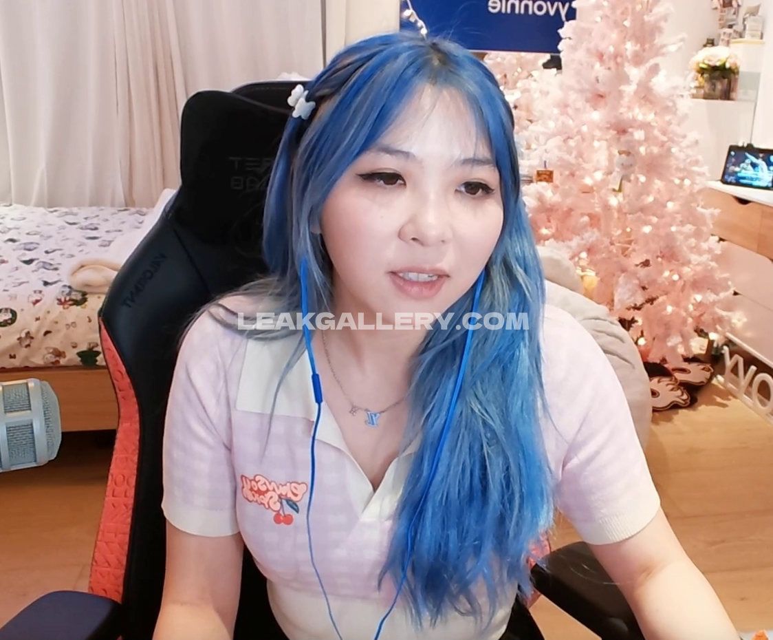Yvonnieng Exclusive Leaked Nude OnlyFans #7777154