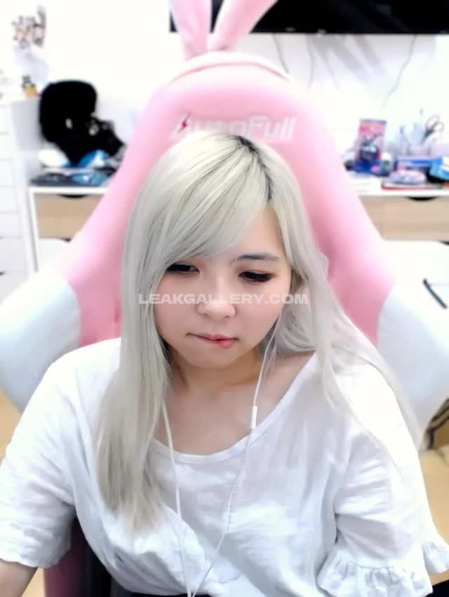 Yvonnieng Exclusive Leaked Nude OnlyFans #7776072