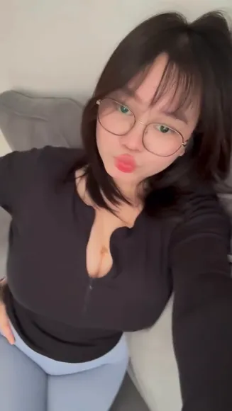 Tokyovibess_ Deep V-Neck Tease OnlyFans Video Leaked
