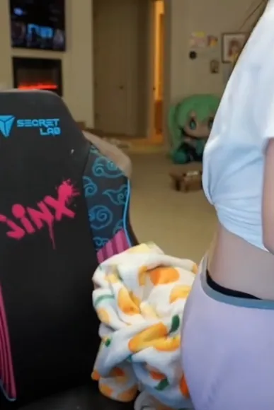 emiru video thumbnail