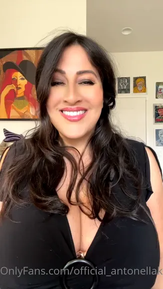 official_antonellakahllo