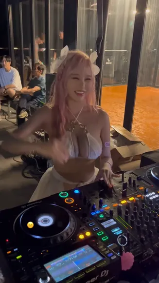 6_7_0_y White Bikini Top DJing OnlyFans Video Leaked