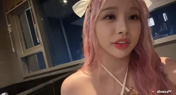 6_7_0_y Braless Boobs Display OnlyFans Video Leaked