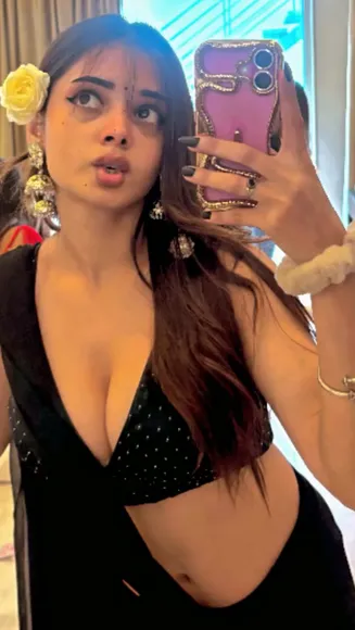 7_afreen_khan Deep V Black Top OnlyFans Video Leaked