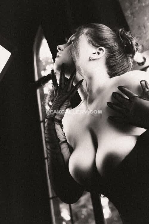 ___kuvalda___ Topless Back Arching Pose OnlyFans Photo Leaked