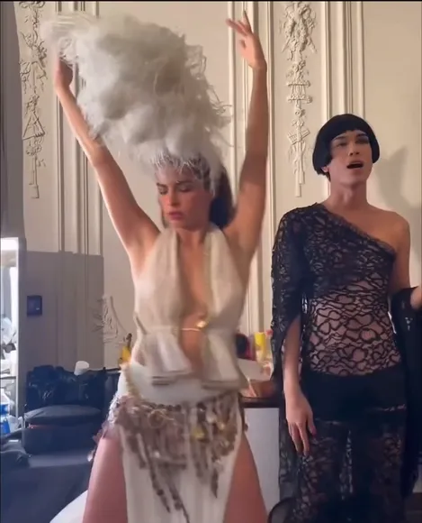 _addisonn_05 Feather Headdress Strut OnlyFans Video Leaked