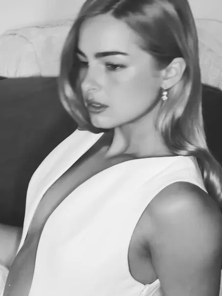 _addisonn_05 Deep V-Neck Tease OnlyFans Video Leaked