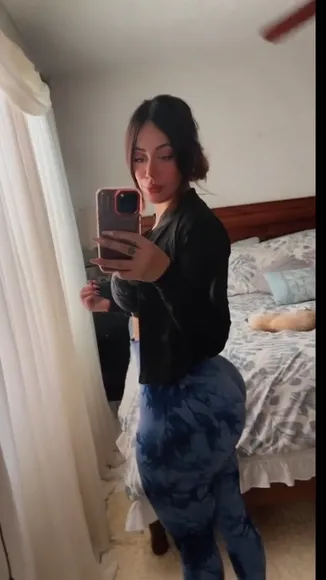 _adiirgg Tight Leggings Ass Pose OnlyFans Video Leaked