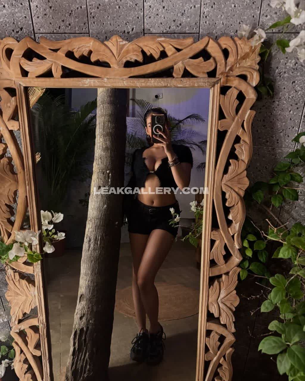 _bannnno_ Black Crop Top Pose OnlyFans Photo Leaked