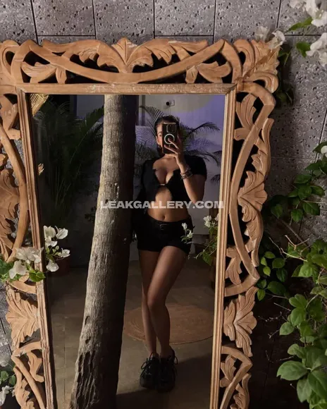 _bannnno_ Black Crop Top Pose OnlyFans Photo Leaked