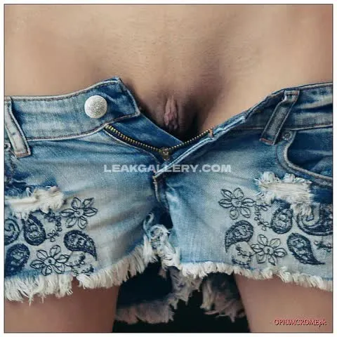 _imviolet Unzipped Denim Shorts Reveal OnlyFans Photo Leaked
