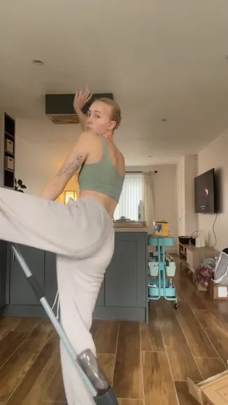 _justannemarie Green Crop Top Tease OnlyFans Video Leaked