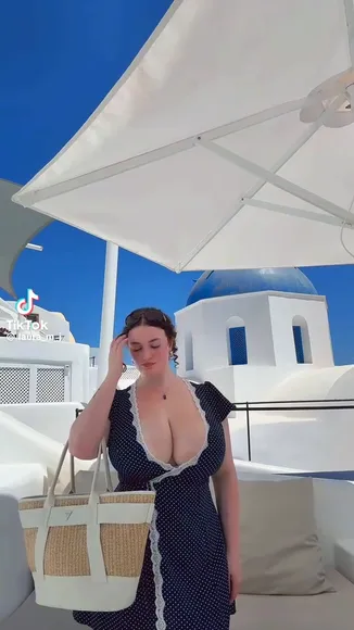 _laura__jo Plunging Neckline Display OnlyFans Video Leaked