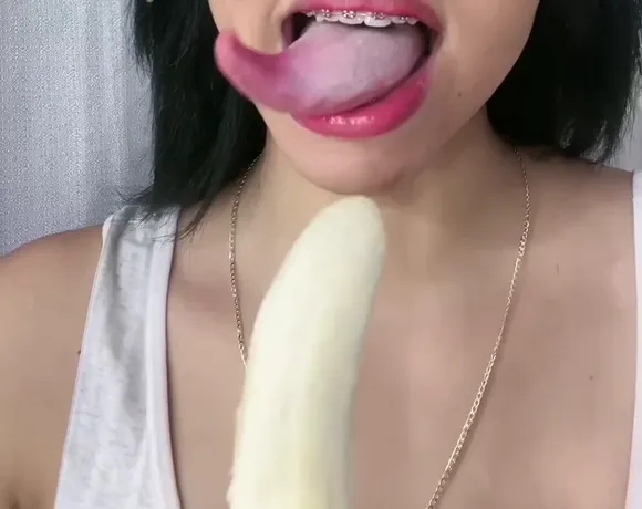_lena.y_ Banana Lick And Suck OnlyFans Video Leaked