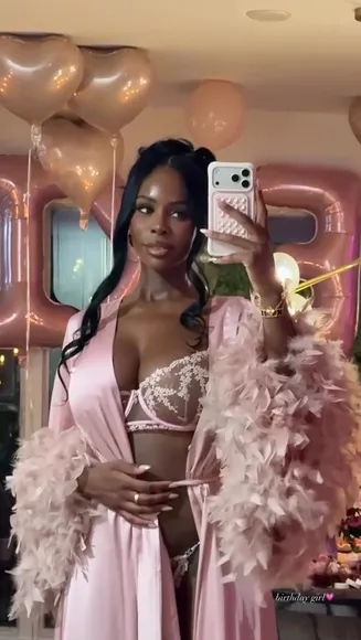 _misslexiii Pink Robe Lingerie Reveal OnlyFans Video Leaked