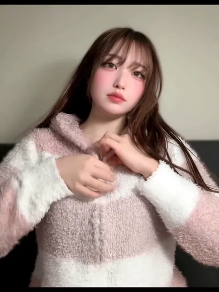_mochiii___ Fluffy Pink Hoodie Tease OnlyFans Video Leaked