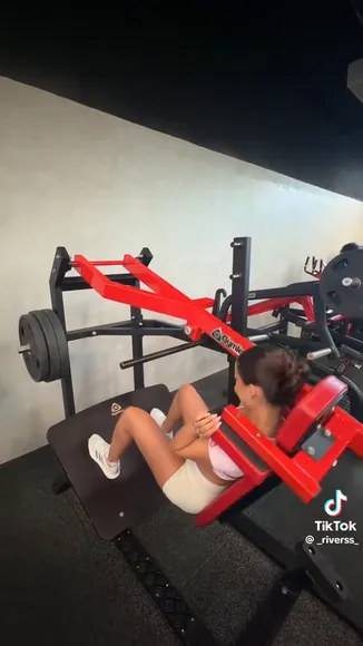 _riverss_ Tight Shorts Gym Pose OnlyFans Video Leaked