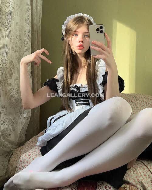 _tero._ Maid Outfit Leg Spread OnlyFans Photo Leaked