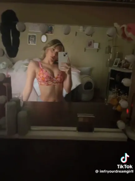 _tessaleee_ Floral Bra Selfie Pose OnlyFans Video Leaked
