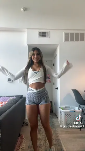 _tessaleee_ Checkered Shorts Twerk OnlyFans Video Leaked