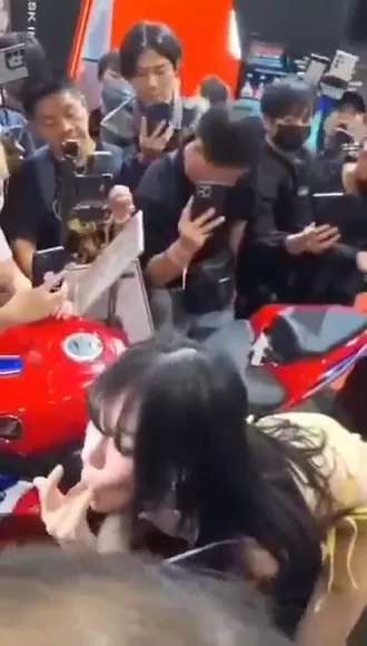 _yiruo Crowd Surrounded Motorcycle Pose OnlyFans Video Leaked