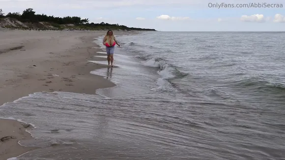 Abbi_secraa Bikini Top With Denim Shorts OnlyFans Video Leaked