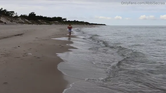 Abbi_secraa Braless Beach Walk OnlyFans Video Leaked