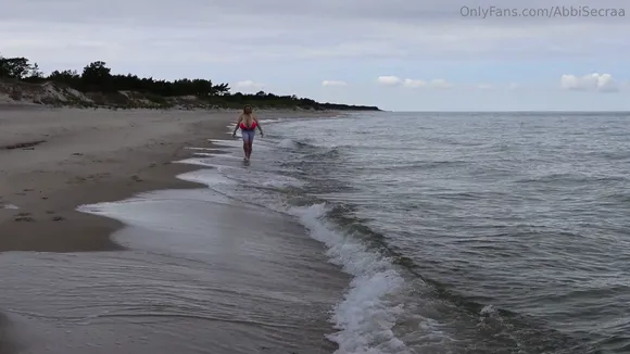 Abbi_secraa Pink Bikini Top Tease OnlyFans Video Leaked