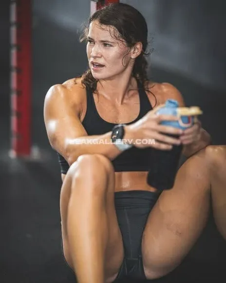 Abbiedomit Sweaty Sports Bra Flex OnlyFans Photo Leaked
