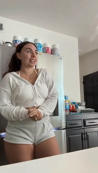 Abby Berner Crop Top Kitchen Tease OnlyFans Video Leaked