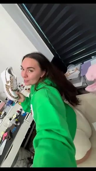 Abby Berner Green Hoodie Tease OnlyFans Video Leaked