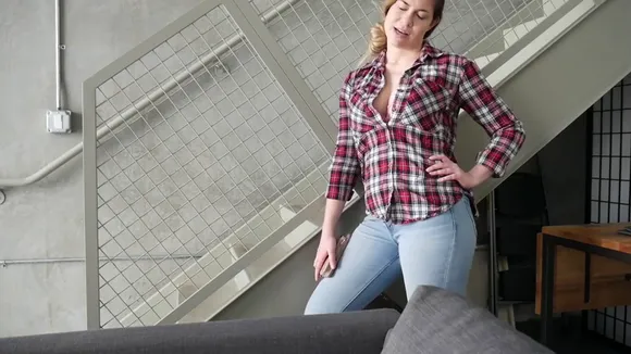 Abbylynnxxx Plaid Shirt Ass Tease OnlyFans Video Leaked