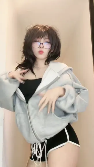 Adrimarced Hoodie Tease With Glasses OnlyFans Video Leaked