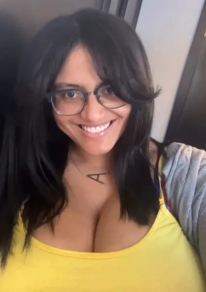 Agrl07x Yellow Top Cleavage Tease OnlyFans Video Leaked