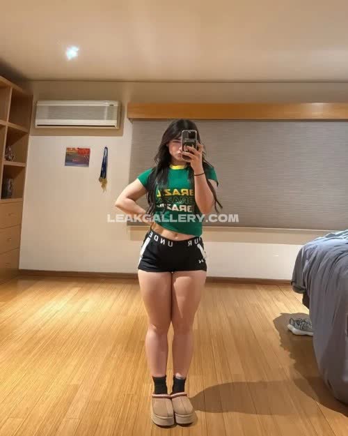 Alanafloresfhttps Shorts And Crop Top Pose OnlyFans Photo Leaked