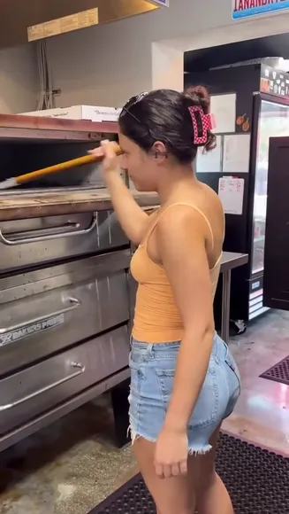 Aleaarose Denim Shorts Pizza Prep OnlyFans Video Leaked