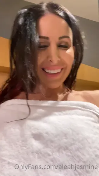 Aleahjasmine Topless Wet Hair Tease OnlyFans Video Leaked