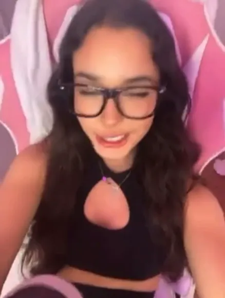 Alee_babe Black Crop Top Tease OnlyFans Video Leaked