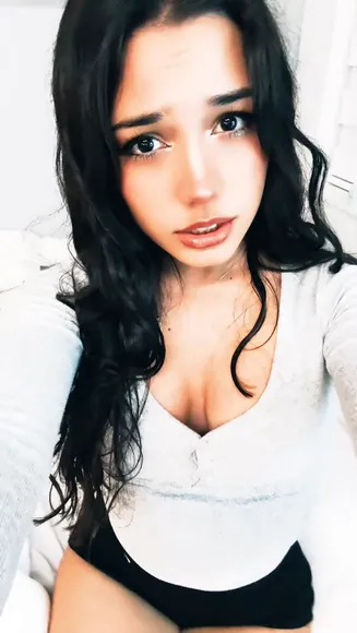 Alee_babe Low-Cut Top Tease OnlyFans Video Leaked